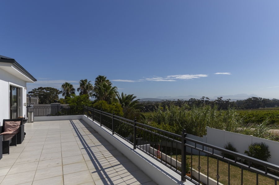 To Let 4 Bedroom Property for Rent in Heldervue Western Cape